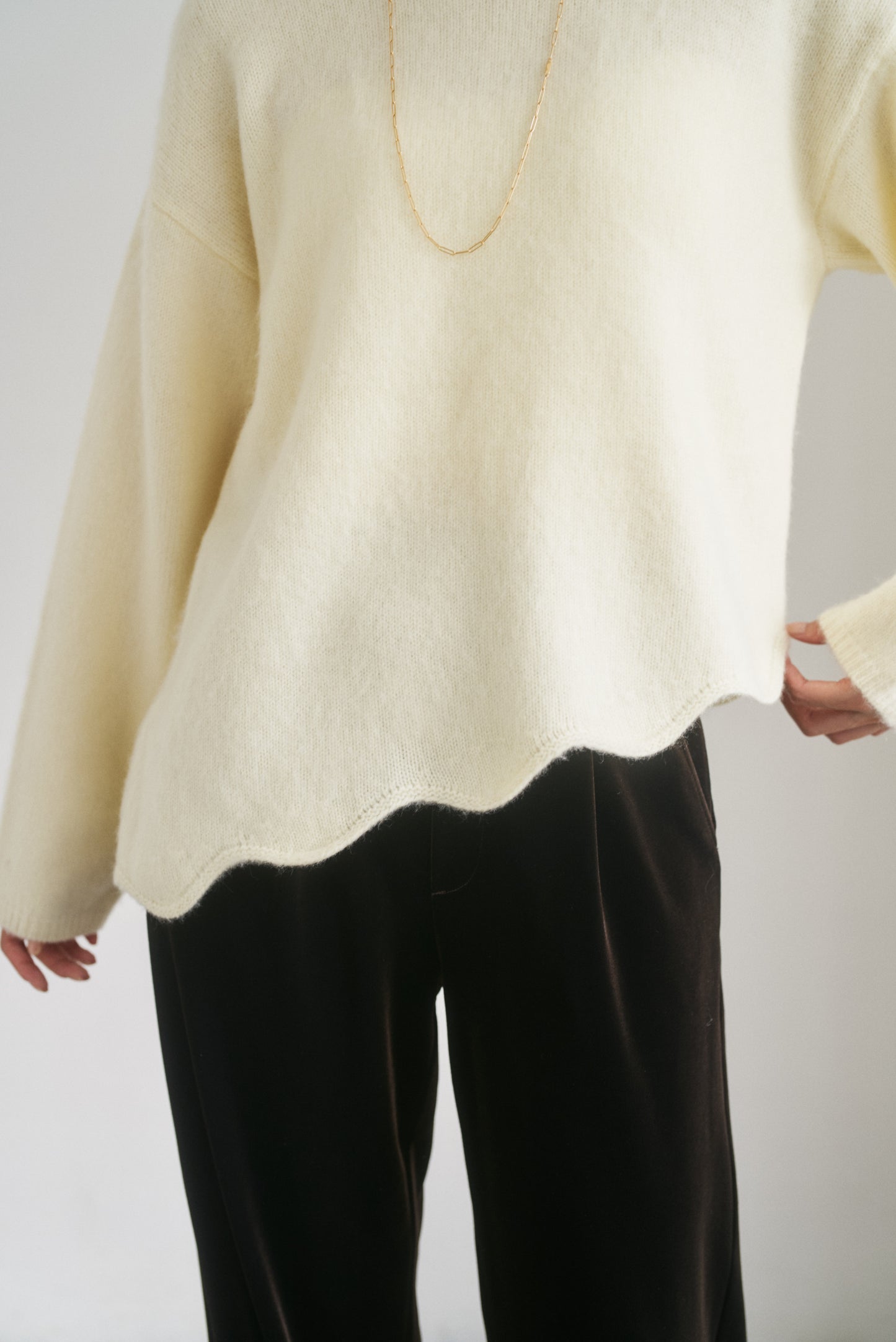 カシミア混アシンメトリースカラップニット