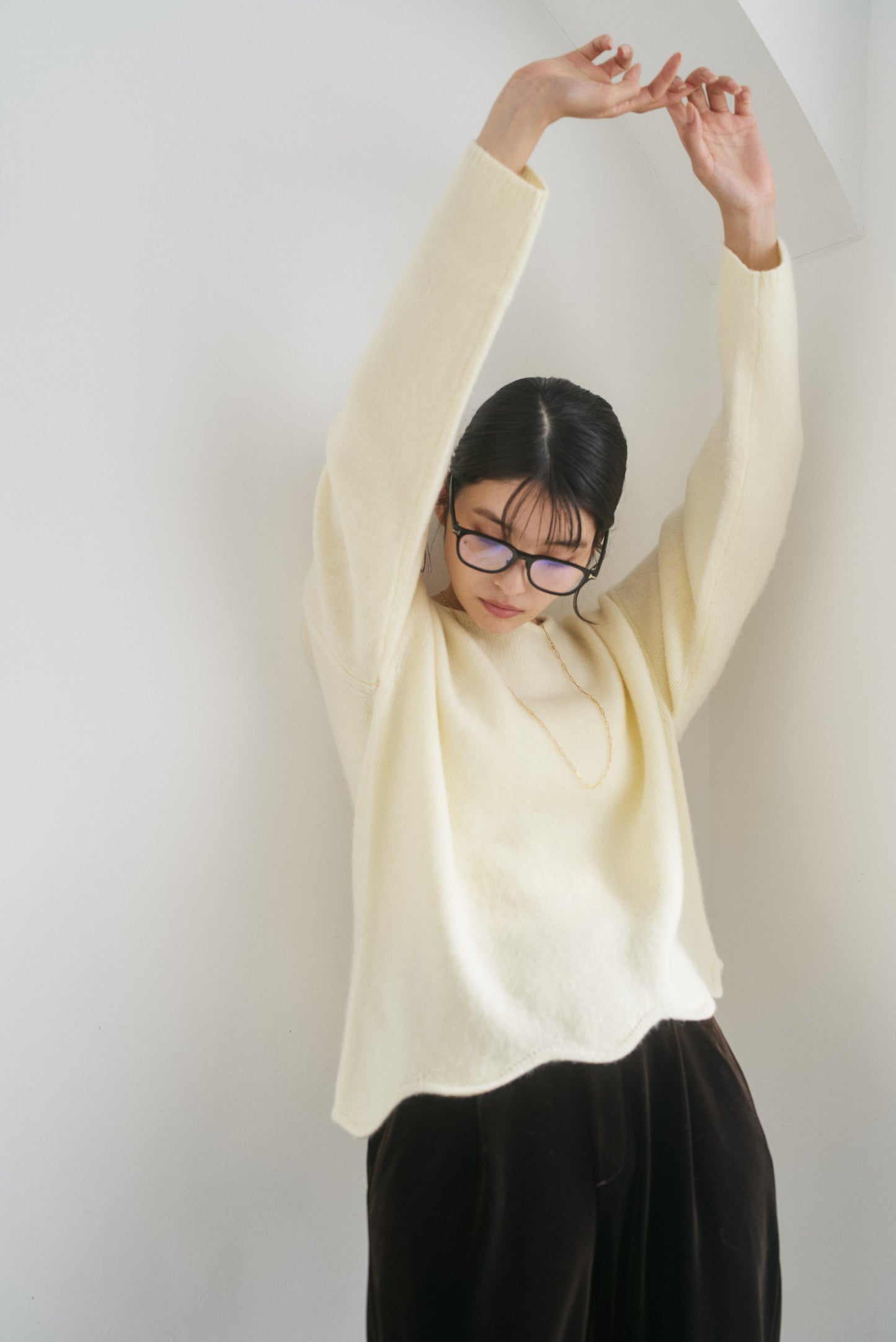カシミア混アシンメトリースカラップニット