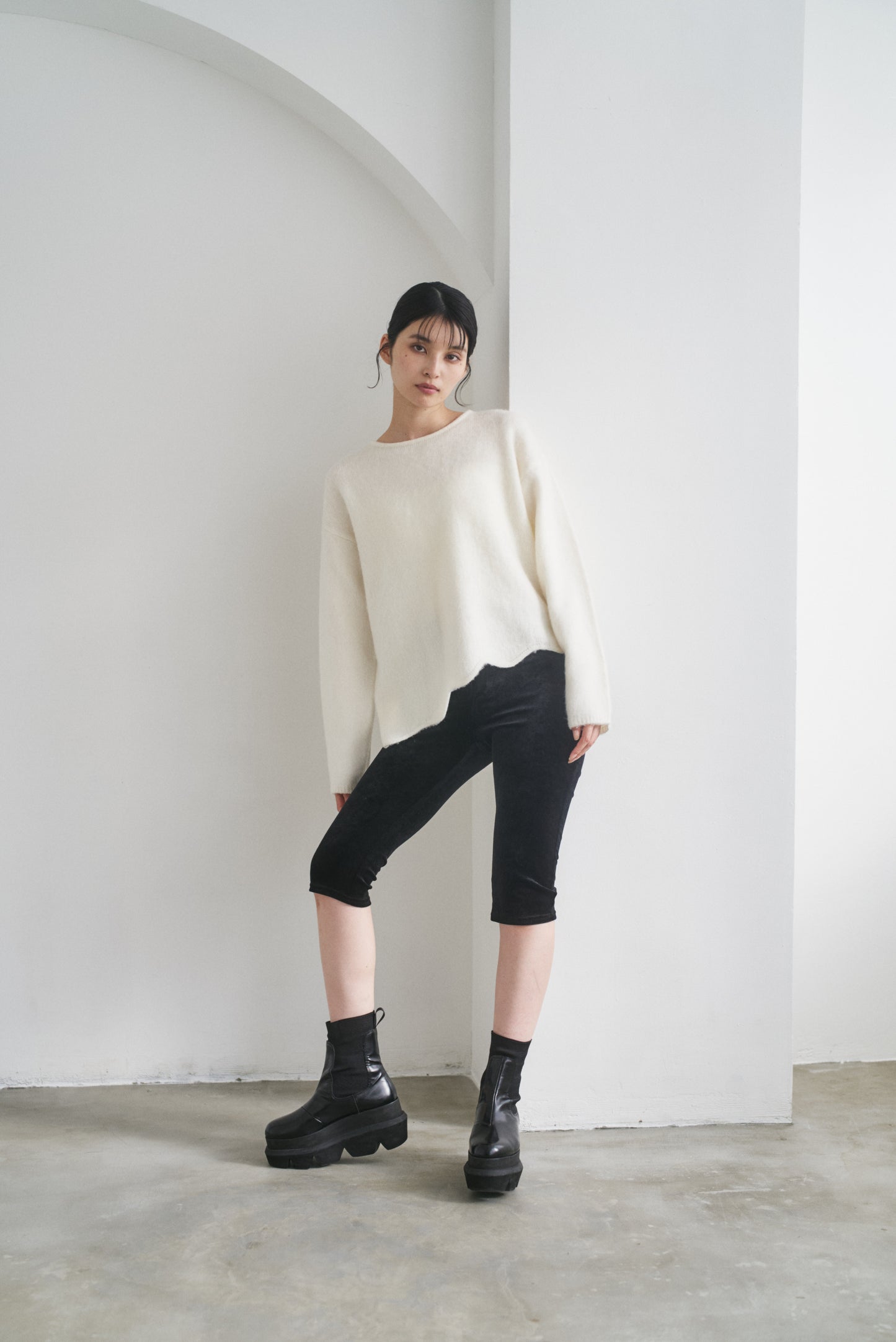 カシミア混アシンメトリースカラップニット
