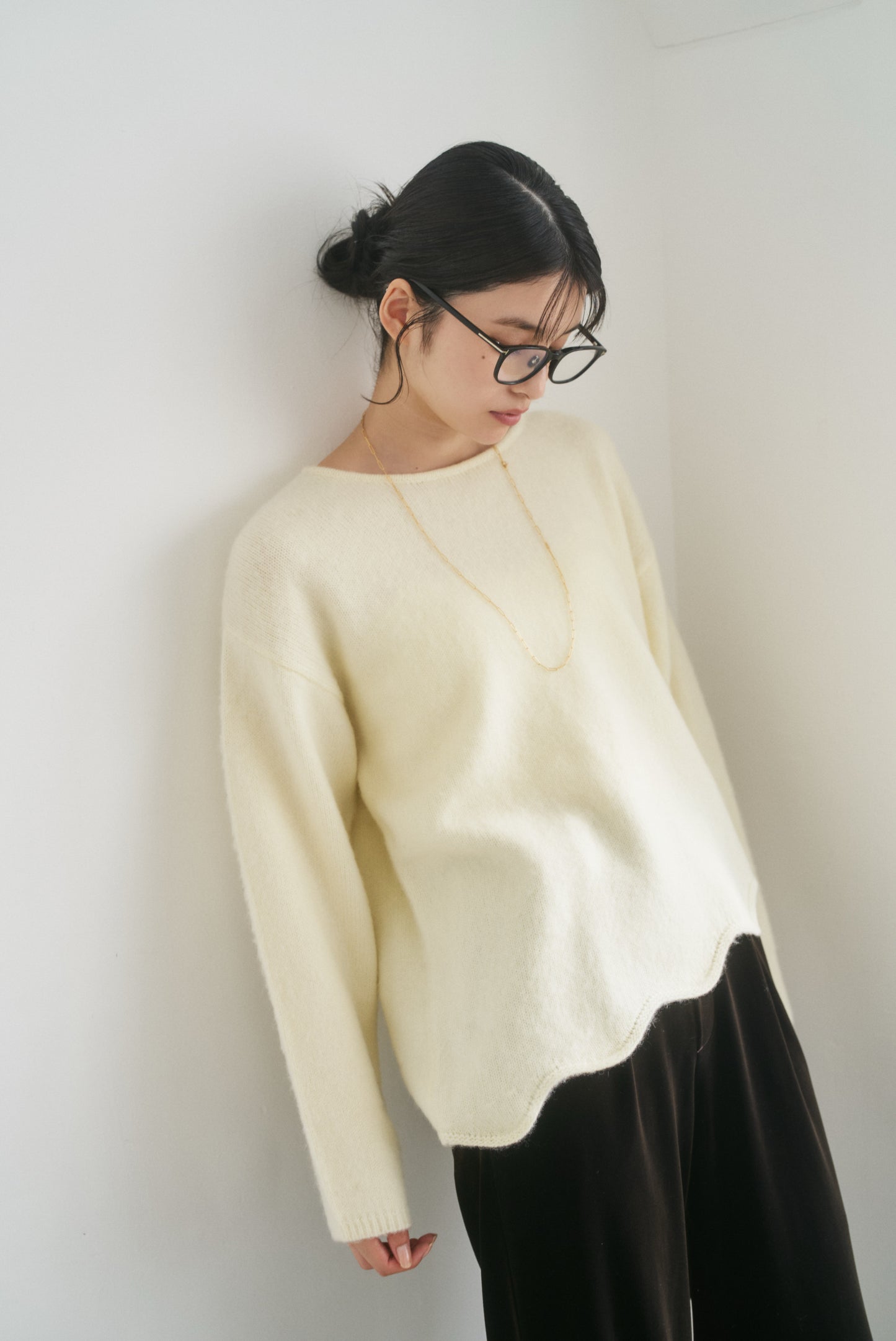 カシミア混アシンメトリースカラップニット