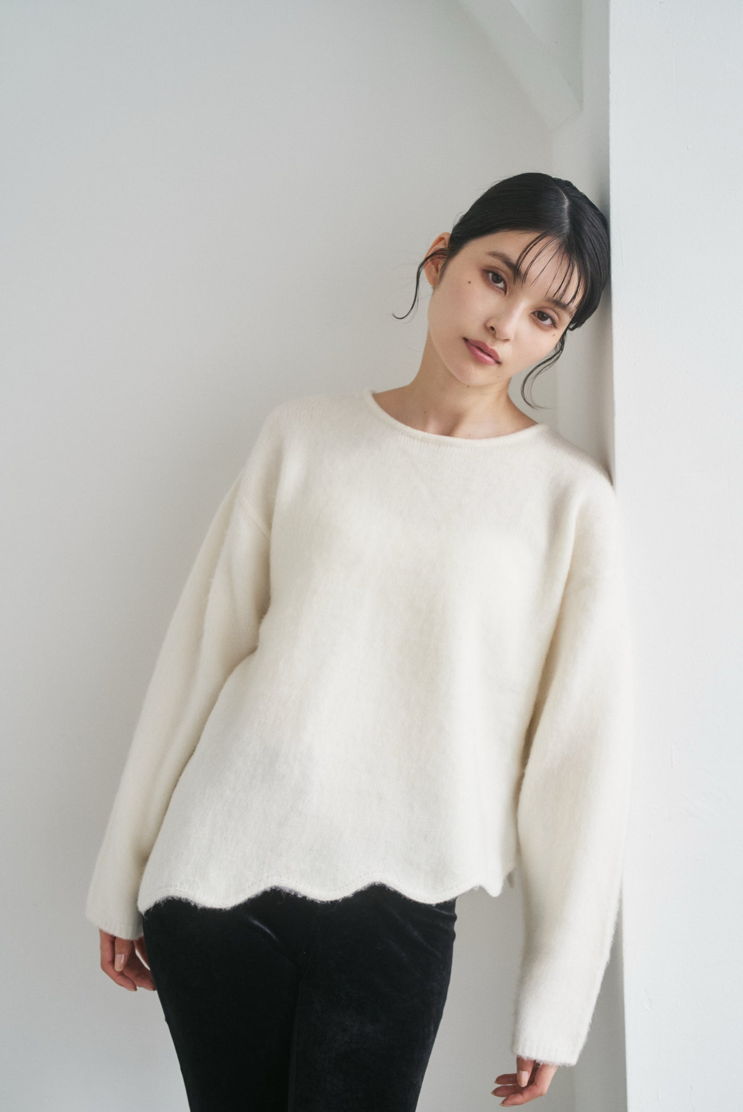 カシミア混アシンメトリースカラップニット