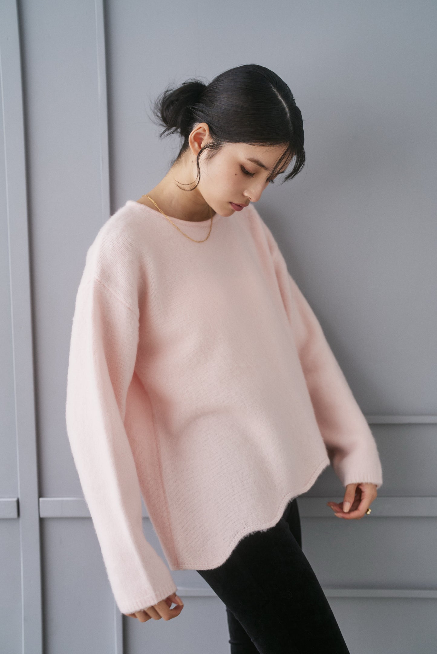 カシミア混アシンメトリースカラップニット