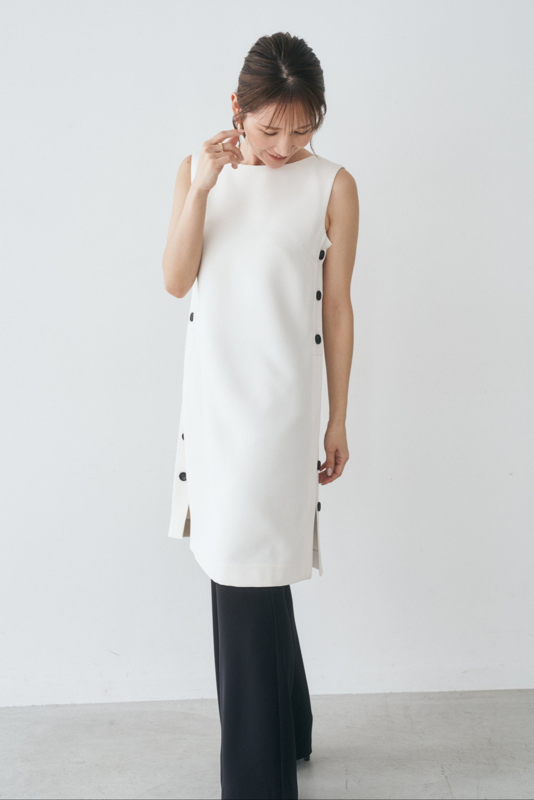 Connse　サイドボタン２wayワンピース　ホワイト Sサイズ サイドボタン2wayワンピース – CONNSE