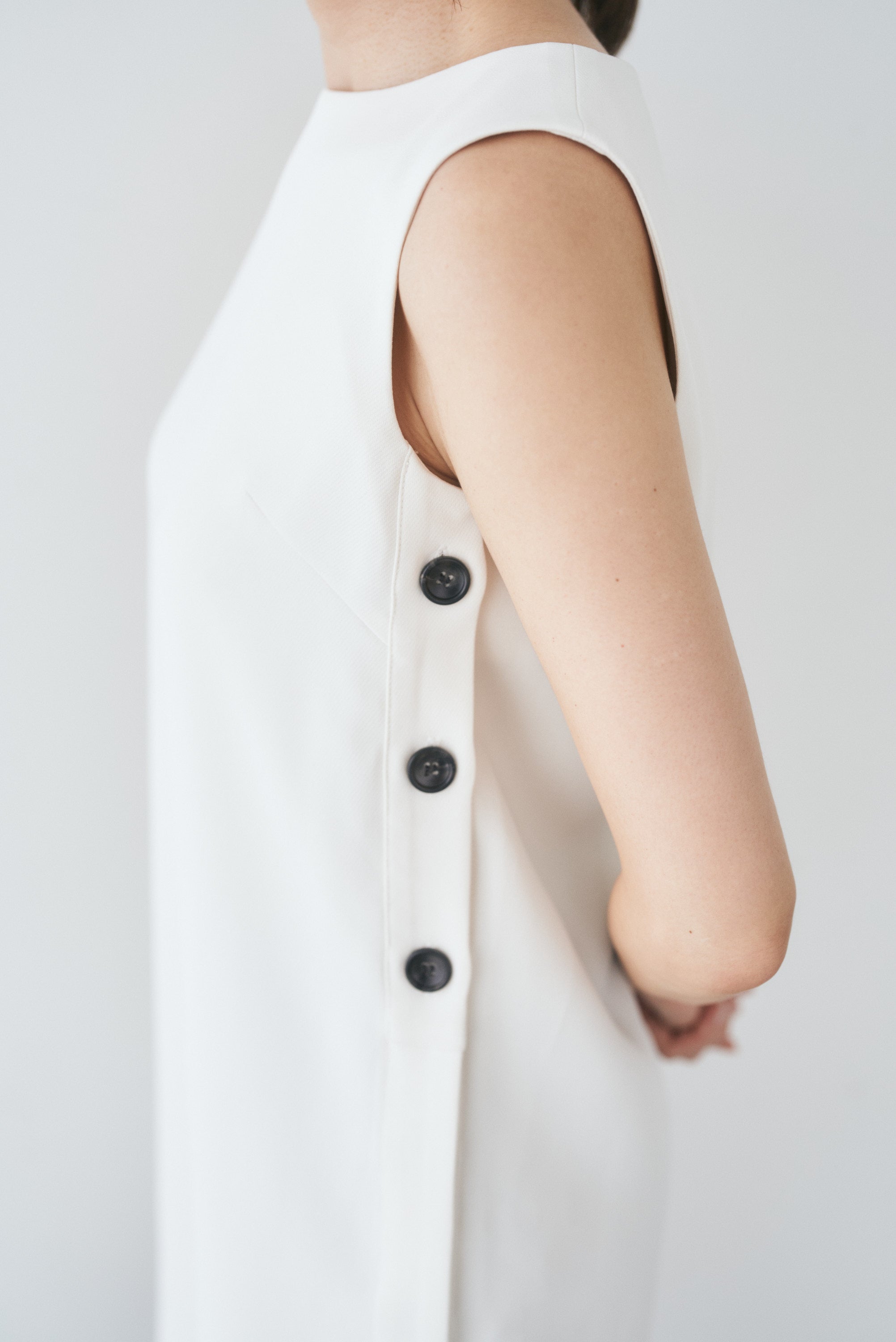 Connse　サイドボタン２wayワンピース　ホワイト Sサイズ サイドボタン2wayワンピース – CONNSE