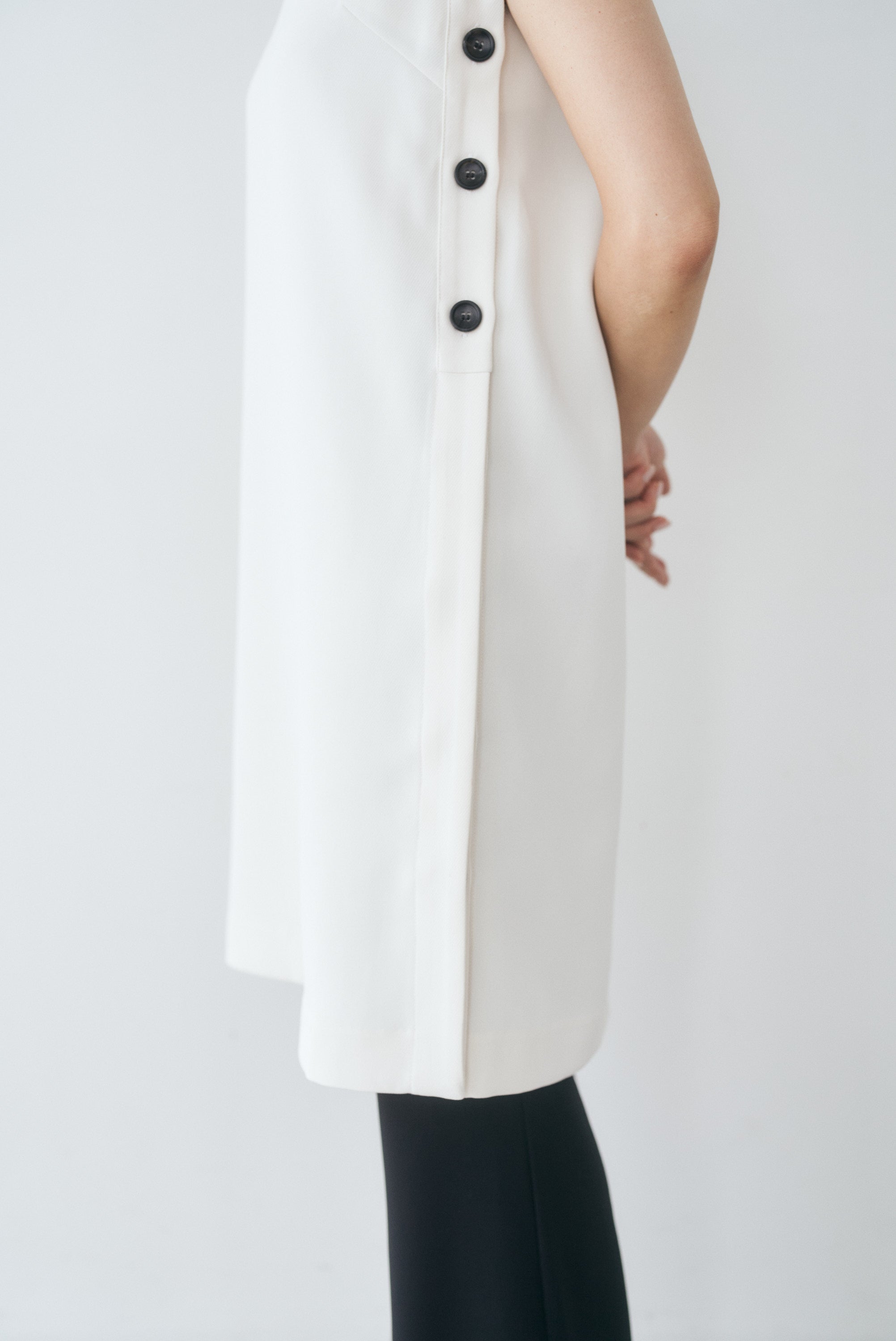 Connse　サイドボタン２wayワンピース　ホワイト Sサイズ サイドボタン2wayワンピース – CONNSE