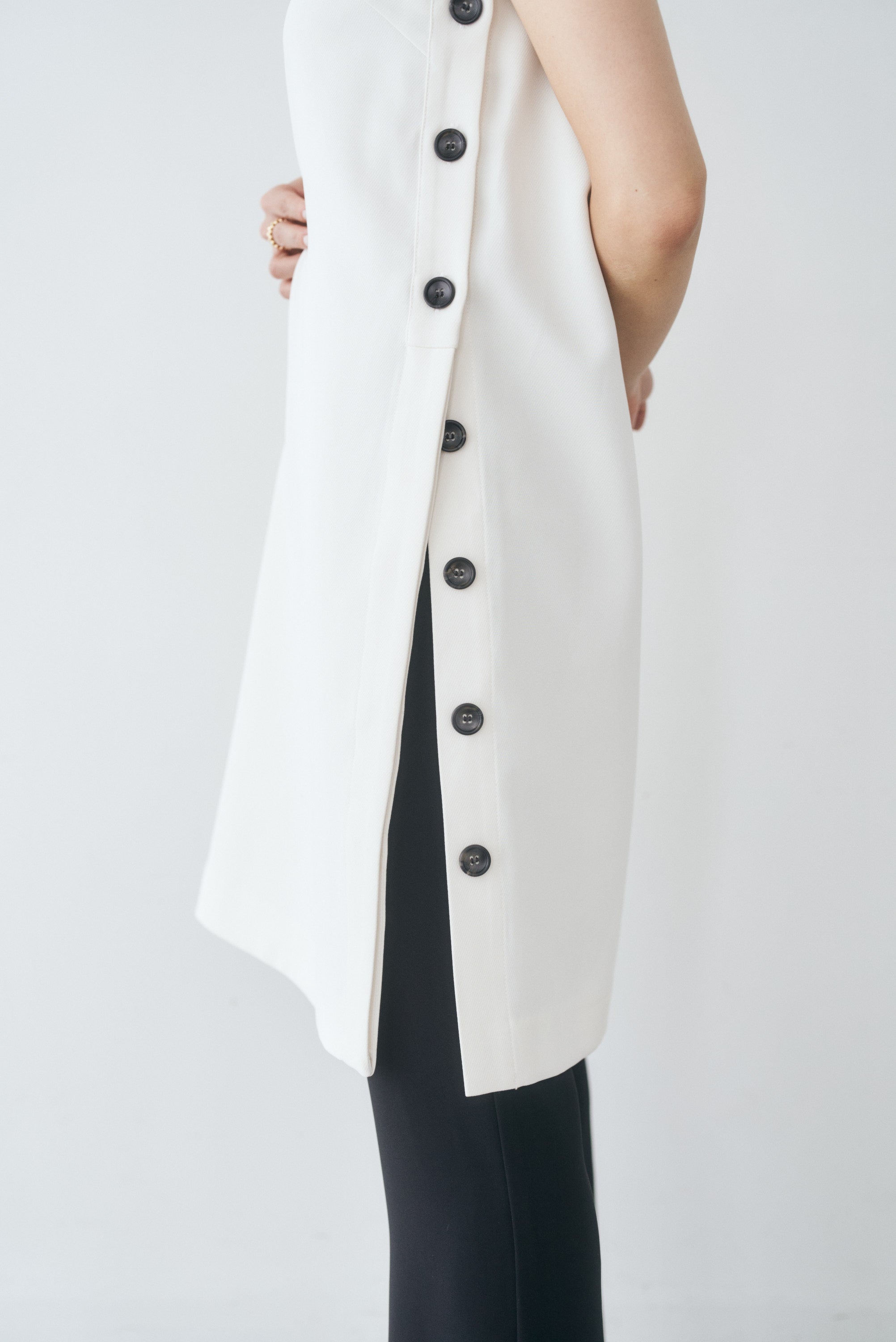 Connse　サイドボタン２wayワンピース　ホワイト Sサイズ サイドボタン2wayワンピース – CONNSE