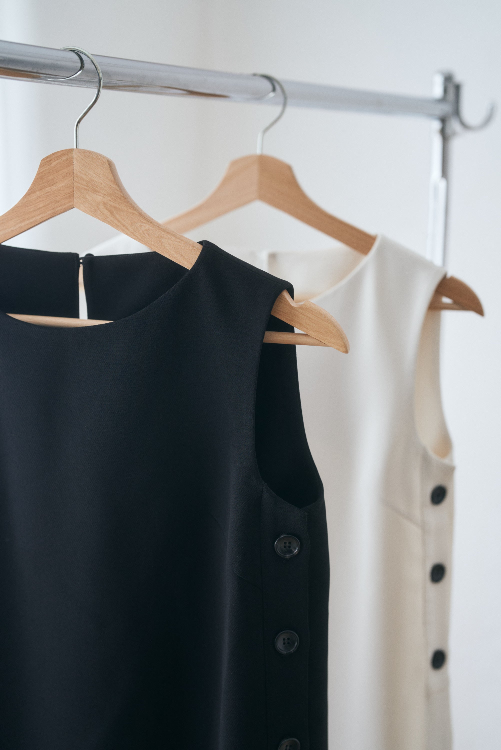 Connse　サイドボタン２wayワンピース　ホワイト Sサイズ サイドボタン2wayワンピース – CONNSE