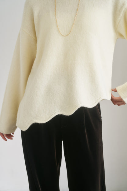 カシミア混アシンメトリースカラップニット
