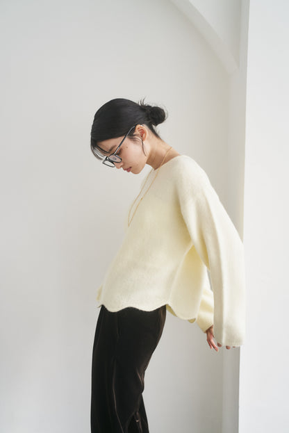 カシミア混アシンメトリースカラップニット